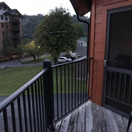Spacious Downtown Condo Walking Distance To Downtown Gatlinburg Sleeps 6 Guests Buitenkant foto
