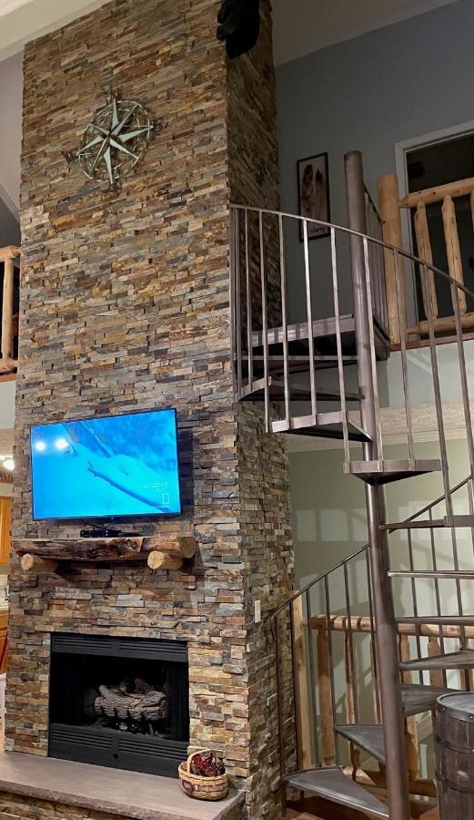 Spacious Downtown Condo Walking Distance To Downtown Gatlinburg Sleeps 6 Guests Buitenkant foto