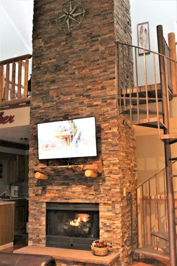 Spacious Downtown Condo Walking Distance To Downtown Gatlinburg Sleeps 6 Guests Buitenkant foto
