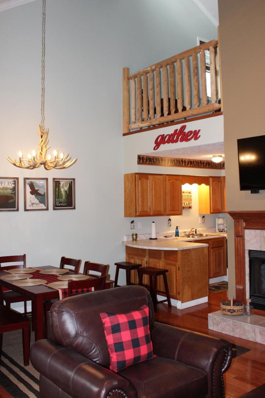 Spacious Downtown Condo Walking Distance To Downtown Gatlinburg Sleeps 6 Guests Buitenkant foto