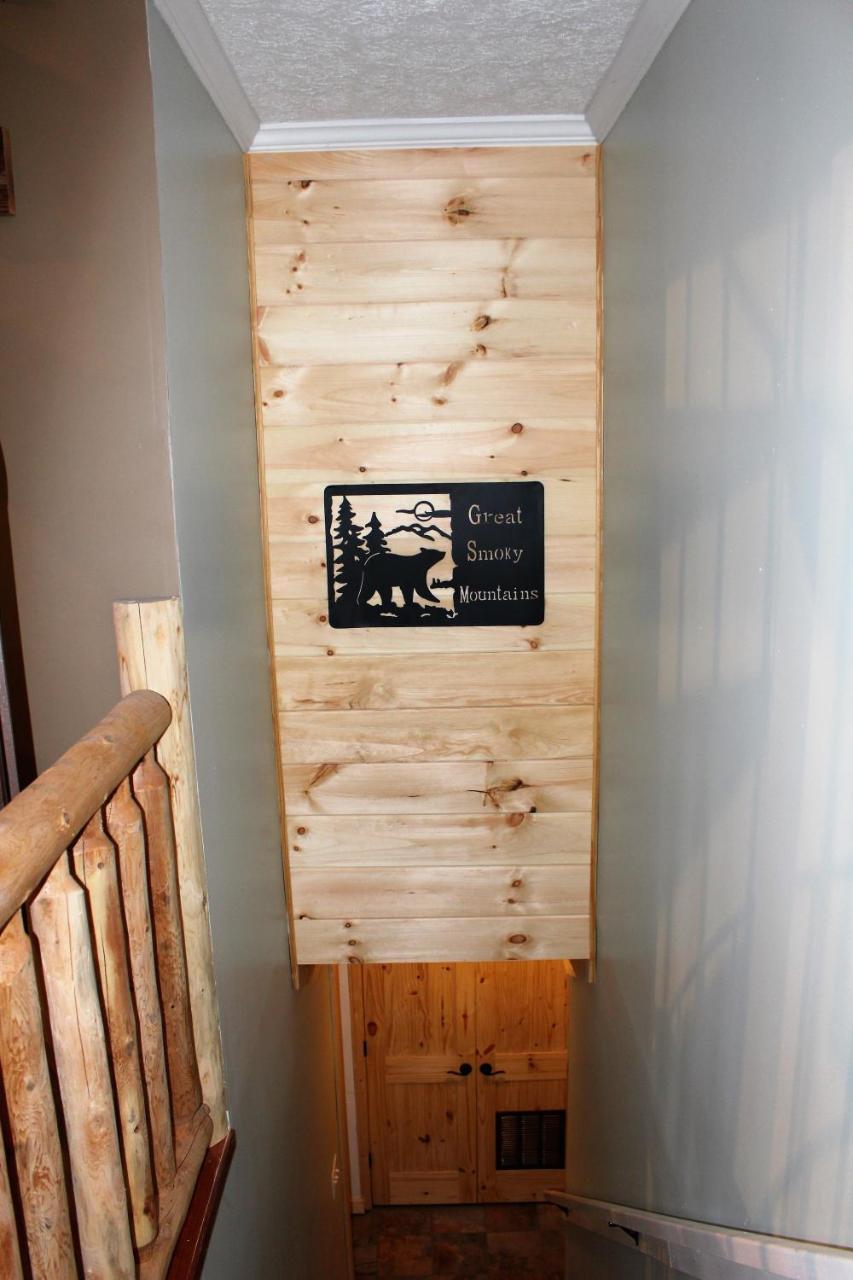 Spacious Downtown Condo Walking Distance To Downtown Gatlinburg Sleeps 6 Guests Buitenkant foto