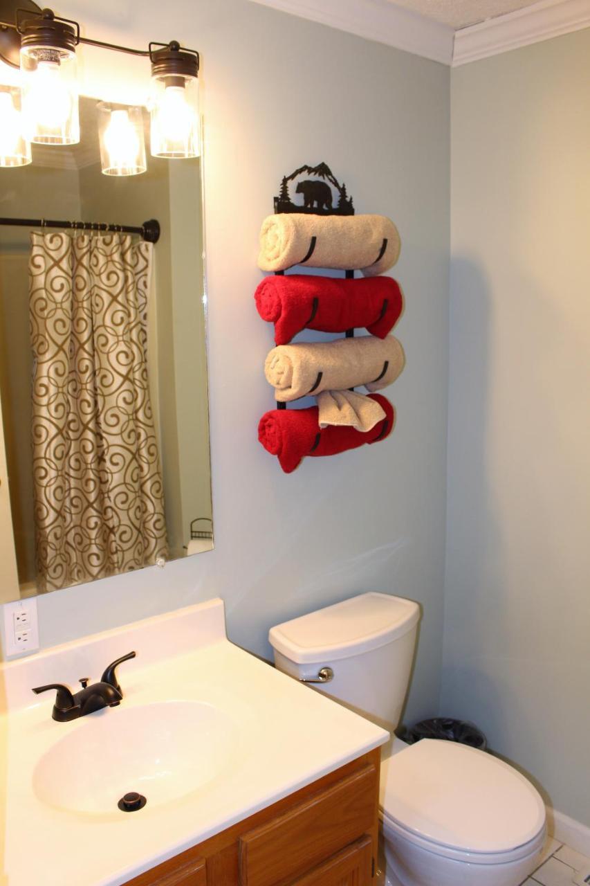 Spacious Downtown Condo Walking Distance To Downtown Gatlinburg Sleeps 6 Guests Buitenkant foto