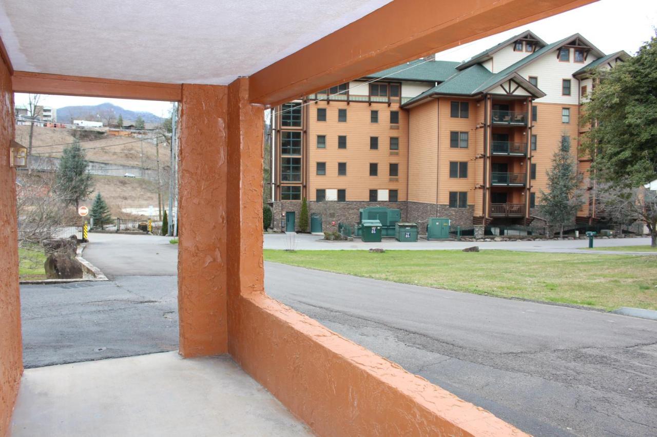 Spacious Downtown Condo Walking Distance To Downtown Gatlinburg Sleeps 6 Guests Buitenkant foto