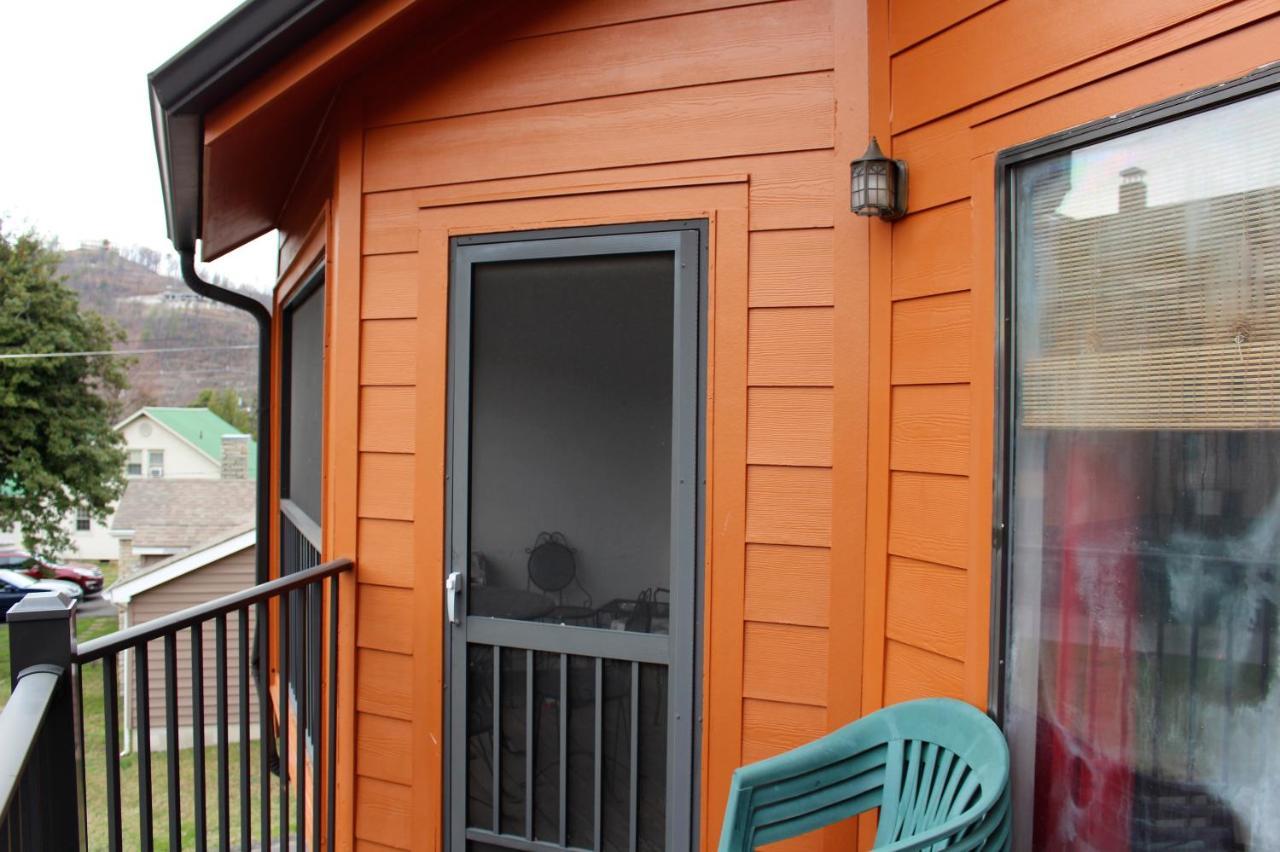 Spacious Downtown Condo Walking Distance To Downtown Gatlinburg Sleeps 6 Guests Buitenkant foto