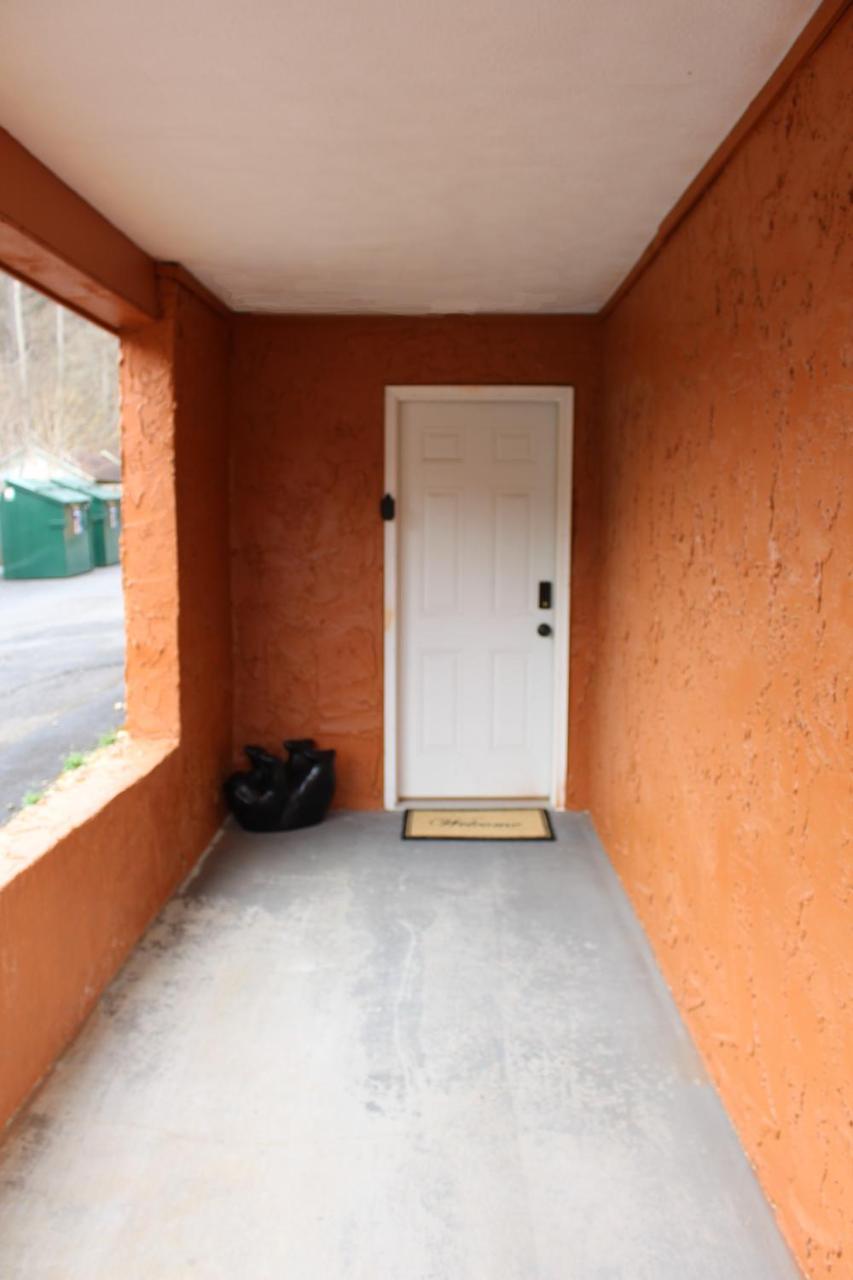 Spacious Downtown Condo Walking Distance To Downtown Gatlinburg Sleeps 6 Guests Buitenkant foto