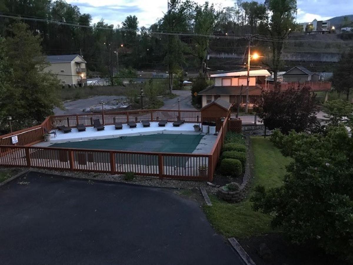 Spacious Downtown Condo Walking Distance To Downtown Gatlinburg Sleeps 6 Guests Buitenkant foto