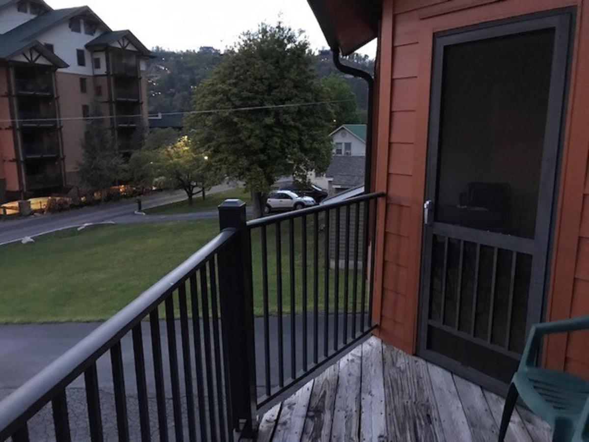 Spacious Downtown Condo Walking Distance To Downtown Gatlinburg Sleeps 6 Guests Buitenkant foto