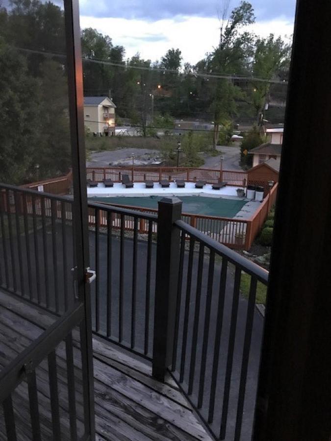 Spacious Downtown Condo Walking Distance To Downtown Gatlinburg Sleeps 6 Guests Buitenkant foto